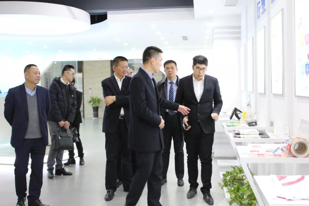 苍南县委副书记、县长张本锋莅临码尚科技参观调研并召开座谈会